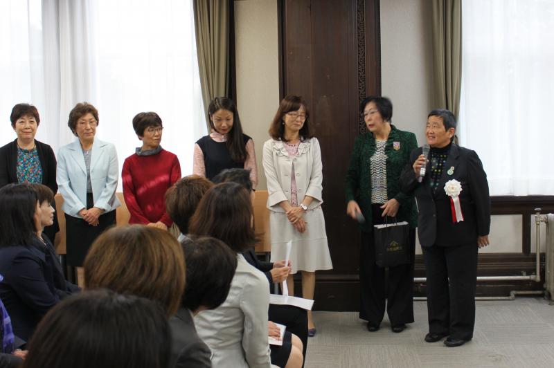 茨城県女性のつばさ連絡会からの激励の様子