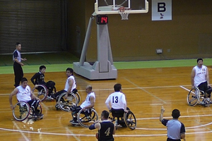 車椅子バスケットボールの試合の様子