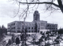 昭和12年5月に撮影された旧県庁舎の全景の白黒写真