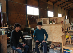 木製家具職人の山賀健司さんと岸本直人さんの写真