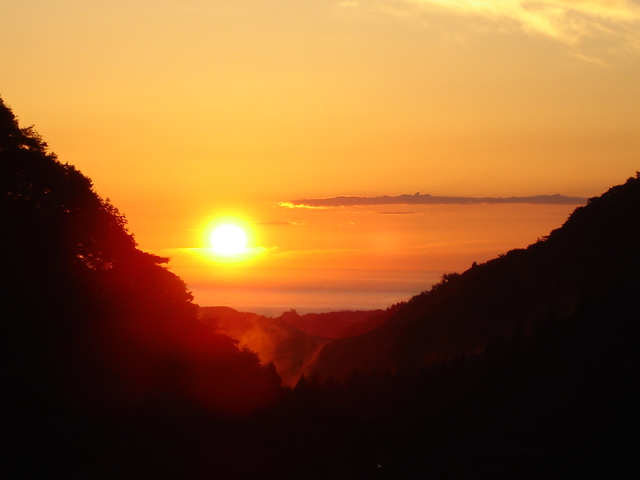 ダム湖から眺める太平洋の日の出