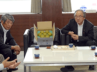 下妻市果樹組合連合会のＰＲ訪問を受ける飯塚議長