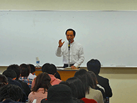 茨城大学において特別講話を行う小川議長