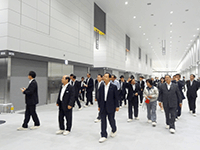 豊洲新市場及び東京2020オリンピック・パラリンピック競技大会の競技会場建設予定地を視察する小川議長