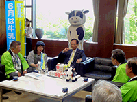 茨城県牛乳普及協会の方々のＰＲ訪問を受ける小川議長