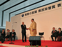稀勢の里関県民栄誉賞表彰式に出席