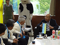 牛乳消費拡大のＰＲ及び酪農乳業発展の促進のため訪問を受ける藤島議長