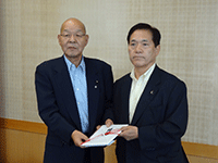 九州北部豪雨災害に対する見舞金を各議会へ贈呈する藤島議長
