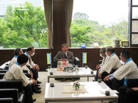 茨城県牛乳普及協会の表敬訪問を受ける森田議長
