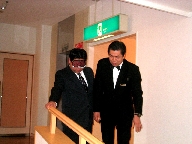 写真：視覚障害者ガイドで階段を降りるところ
