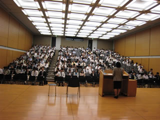 写真：県庁講堂での受講の様子