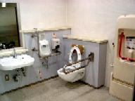 写真：スペースの広い多目的トイレ