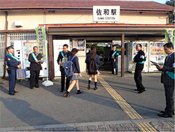 画像：佐和駅前でキャンペーンに参加している様子