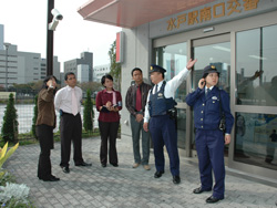画像：水戸警察署水戸駅南口交番前で勤務員から説明を受けている様子