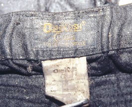 ズボン（黒色）のタグOSHKOSHの部分を拡大