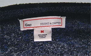 セーター（紺色）のタグの写真