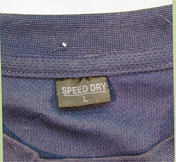 紺色半袖シャツのタグの写真 SPEED DRY Lの文字