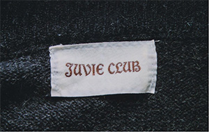 セーター（灰色）のロゴの写真