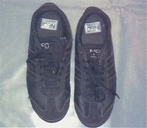 黒色運動靴の全体写真