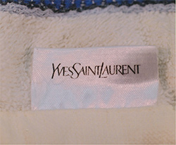 白色ハンドタオルのタグの写真 YVESSAINTLAURENTの文字