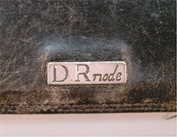 黒色財布のタグの写真 D.Rmodeの文字