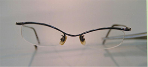 黒色チタンフレーム眼鏡正面の写真