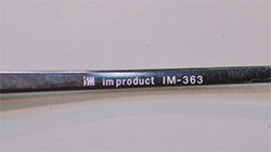 黒色チタンフレーム眼鏡のロゴの写真 im product IM-363の文字