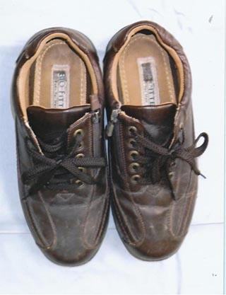 運動靴（焦げ茶色・25センチメートル）の写真