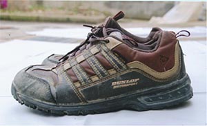 運動靴（茶色・26.0センチメートル）側面の写真
