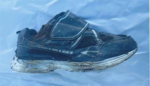 運動靴（黒色、26.5センチメートル）側面の写真