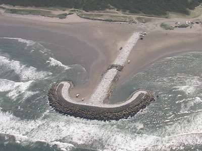 ヘッドランドは海岸の浸食を防ぐことを目的に海岸から海に突き出るように建設されたものでいかりの形をしています。