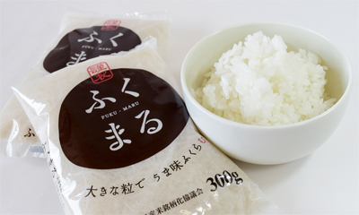 写真：ふくまるの米袋と炊いたご飯
