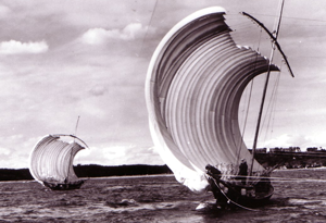 ワカサギ漁を行う帆引き船の写真