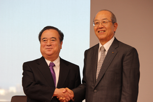 記者会見で橋本知事と握手する大山会長（昨年11月）