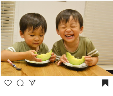 子どもがメロンを食べる様子の写真