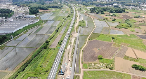 4車線化工事が進む圏央道、写真