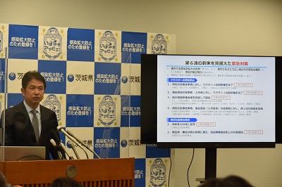 記者会見を行う大井川知事、写真