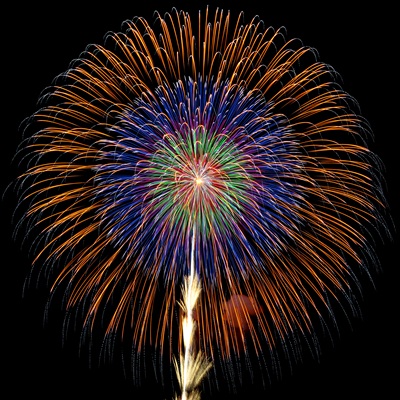 競う花火