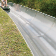 人が滑っているスライダーの写真