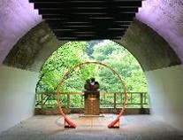 袋田の滝・恋人の聖地モニュメントと赤いブランコ