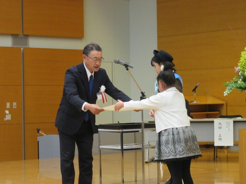 令和5年度表彰式授与シーン