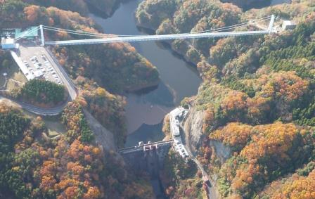 写真：ダムと竜神大吊り橋