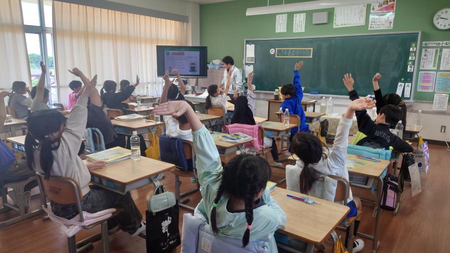 クイズに参加する4年生