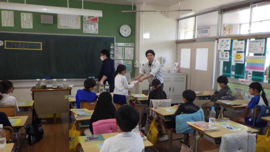 下水道博士任命証を4年1組の代表者に渡す様子