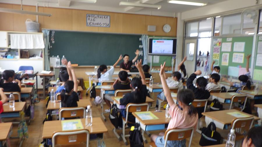 クイズに参加する4年生