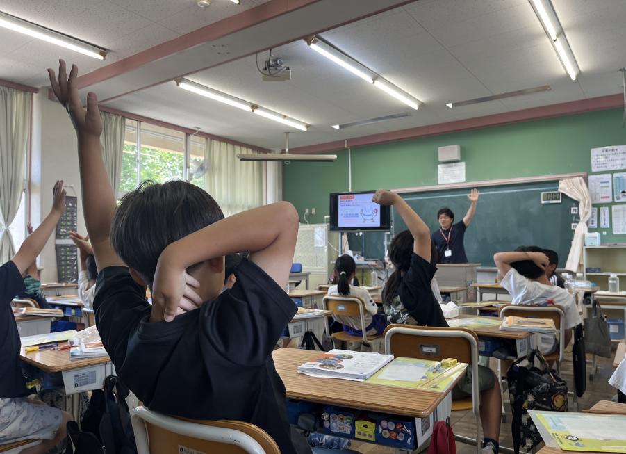 クイズに参加する4年生