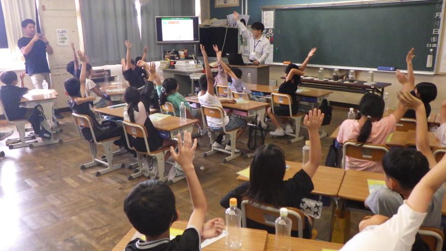 クイズに参加する4年生