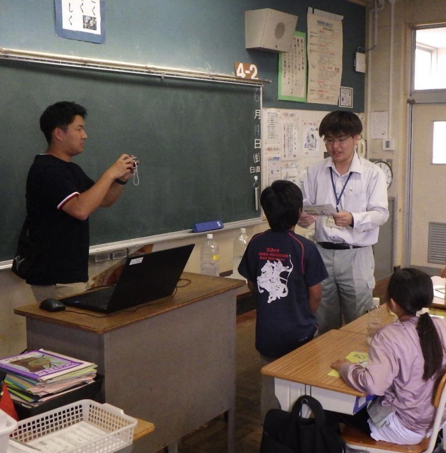 下水道博士任命証を代表者に渡す様子