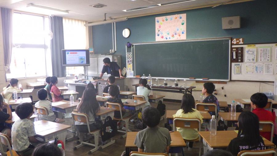 教えている様子
