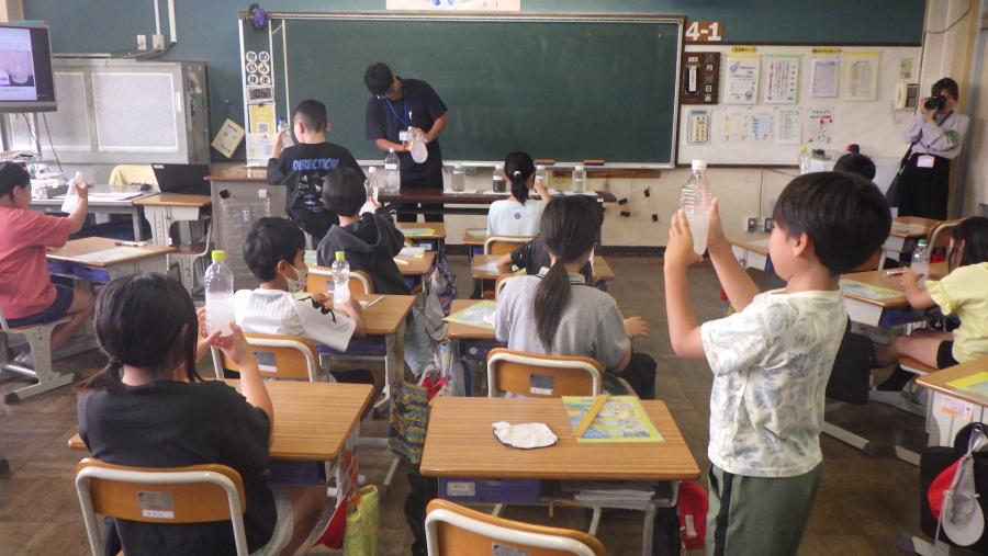 クイズの答えを実験を通して確認する生徒さんたち